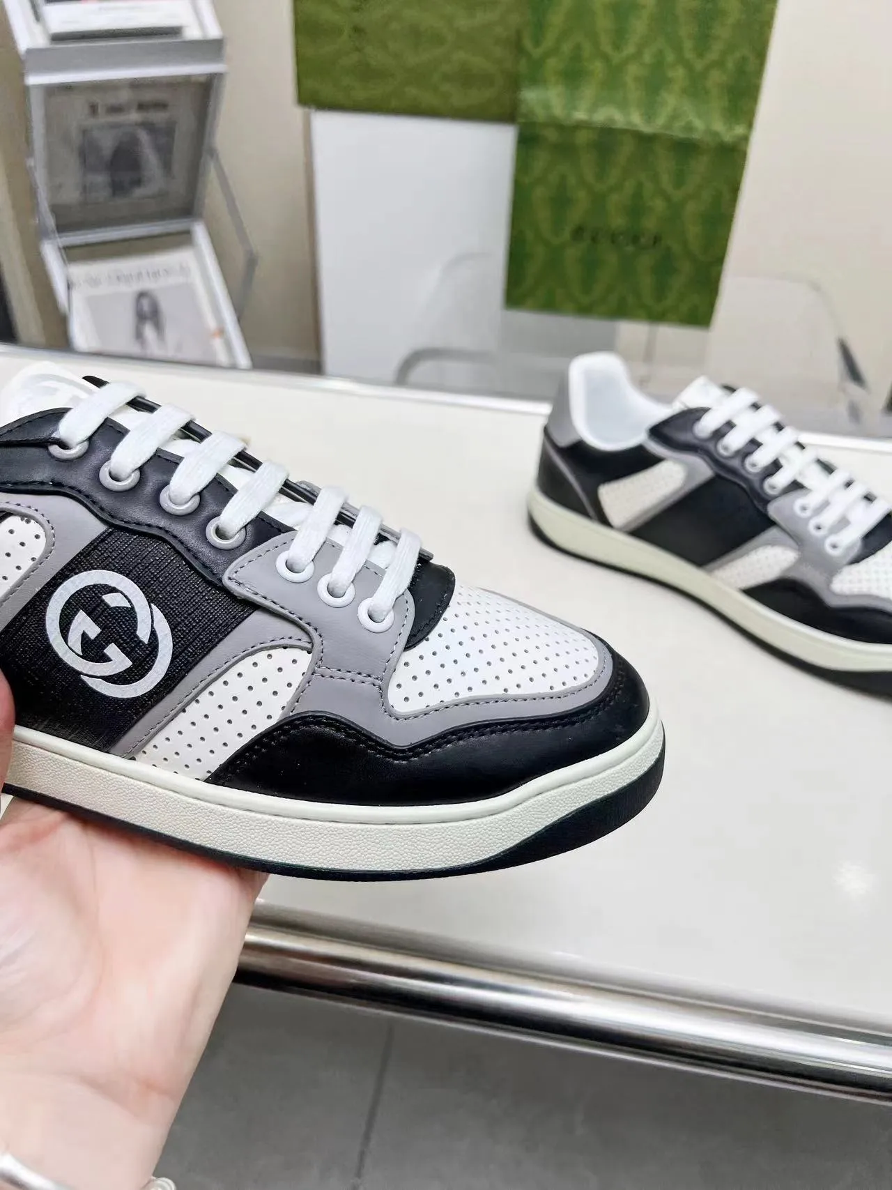 P620 💞💞Gucci G Home’s latest popular sports shoes, couple’s style, casual, retro white shoes 🌸🌸🌸 New popular series. The exquisite and compact interlocking double G logo romantically interprets the aesthetic concept of this series. Made of off-white leather, retro inspiration is cleverly blended into the sneaker design to reinterpret the brand logo. Exquisitely packaged at the delivery counter 🛍📦 ▪️Fabric: Original custom-made imported first-layer cowhide leather ▪️Lining: Original custom-made imported cowhide lining ▪️Outsole: Original molded two-color TPU outsole ▪️Size: Women's 35-40 / Men's 39-45